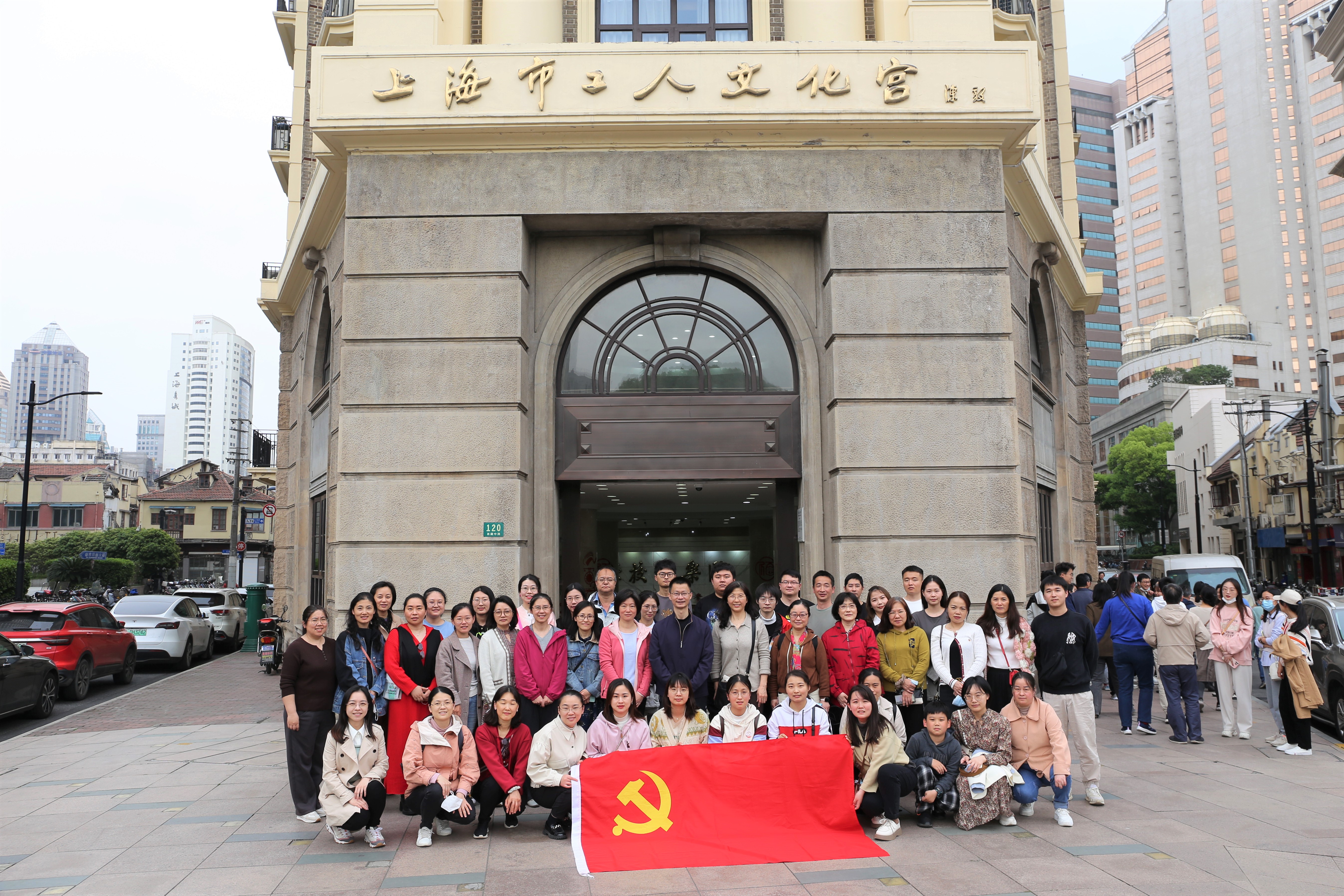 1681620959-党旗合照.jpg